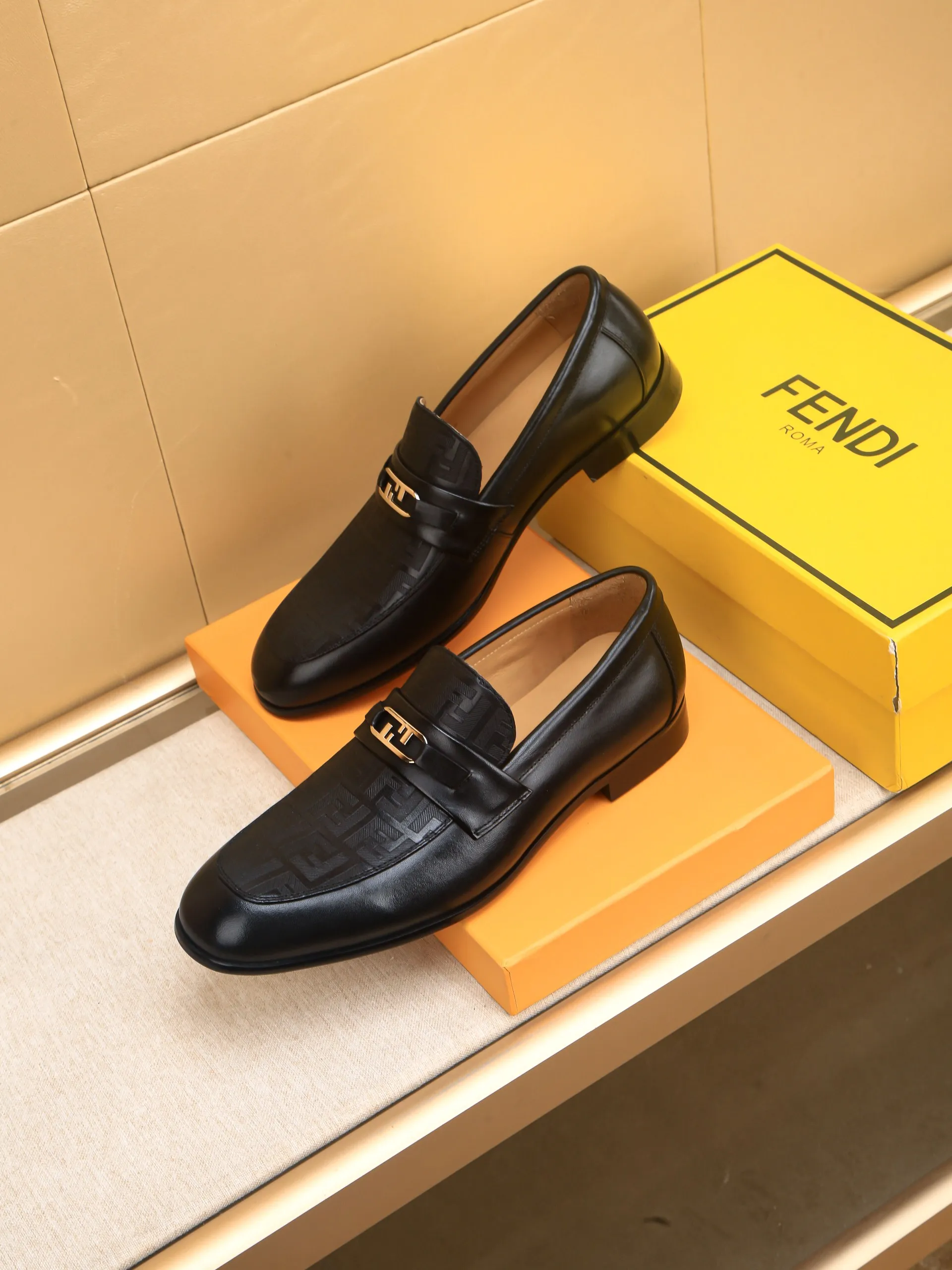 Men's shoes💰460 🕷🕷【FENDI】The latest men's formal leather shoes🇨🇳Classic series not to be missed💯The first layer is made of imported first-layer cowhide☘Original quality, the leather is smooth and delicate🎋Awesome version, perfect streamlined outline🍇🐮Leather lining, code number 39-44...(customized at 38.45.46.47)